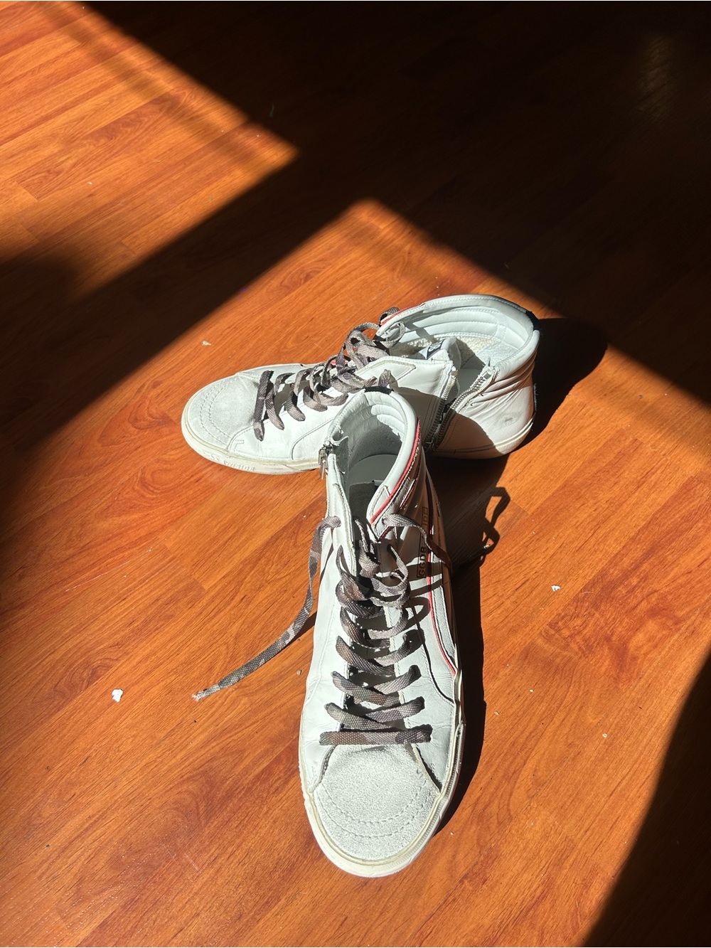 Golden Goose White Sneakers with Red Trim and Brown Laces - Picture 2 of 4